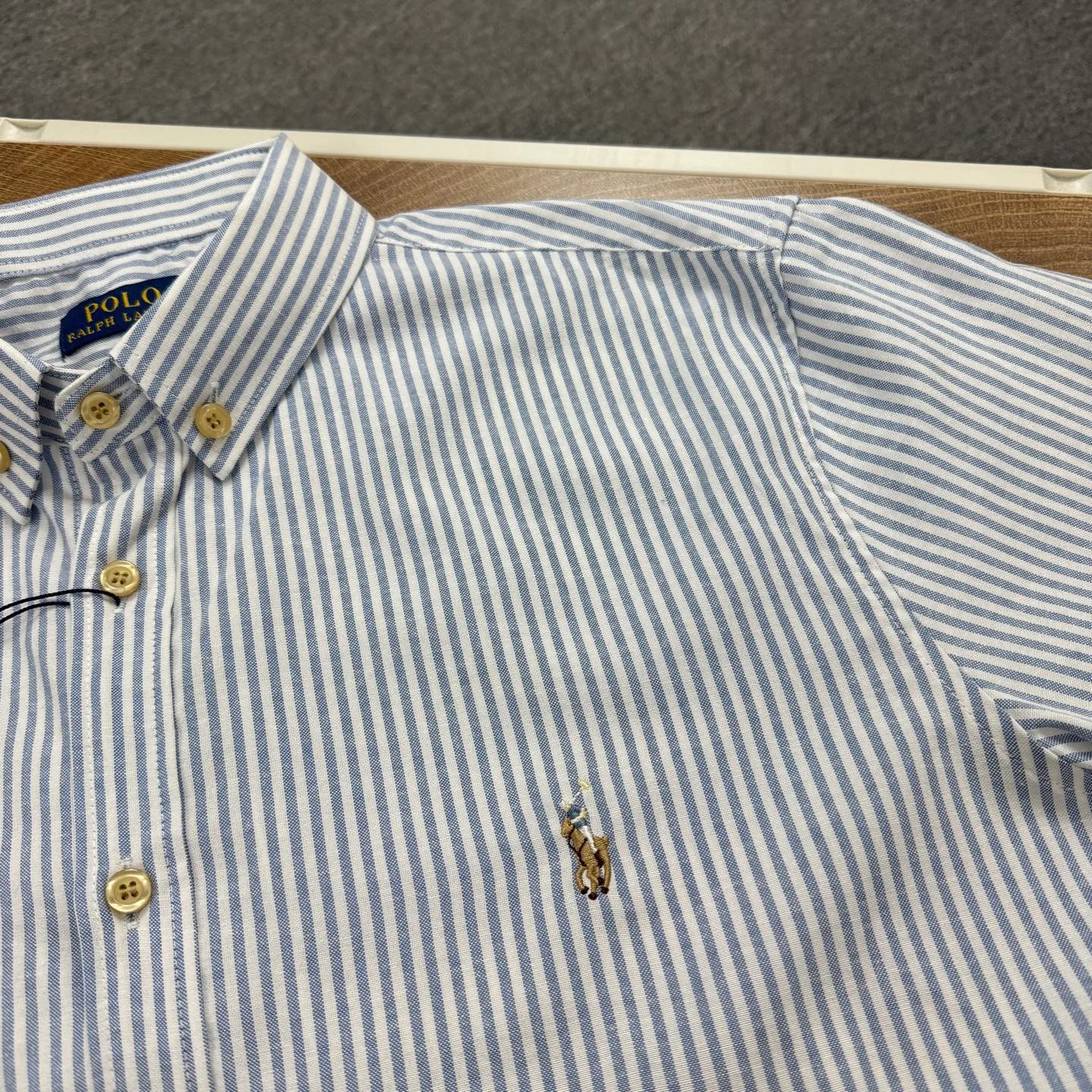 P190 Style No. B25 Ralph Lauren/Ralph Lauren classic colorful small label striped casual shirt 1️⃣Made of high-quality classic striped fabric, the upper body is soft and comfortable, extremely delicate, has a solid, smooth and soft feel. The fabric does not wrinkle, and the feel is invincible. The details are handled perfectly! 2️⃣Adopting the washing process, the workmanship details are perfectly controlled. They are all hemmed with vest technology, and the insides of the sleeves are also used. Different from the four-needle and five-thread workmanship, the collars are also all designed with interlining, showing high-end fashion and individuality, and the style is fashionable, simple and elegant! 3️⃣It is very youthful and energetic, and can be easily worn by both men and women. It is very in line with the fashion aesthetic concepts of today's young people! Color: Striped Blue Sizes: S, M, L, XL